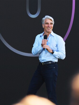 Craig Federighi smiles and talks to the crowd. 