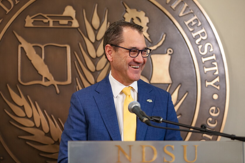 ノースダコタ州立大学のデービッド・クック学長は、2025年11月17日月曜日、NDSUキャンパスのオールド・メインでメディアに対し、アイオワ州立大学の次期学長としての新たな立場とNDSUでの時代について語る。