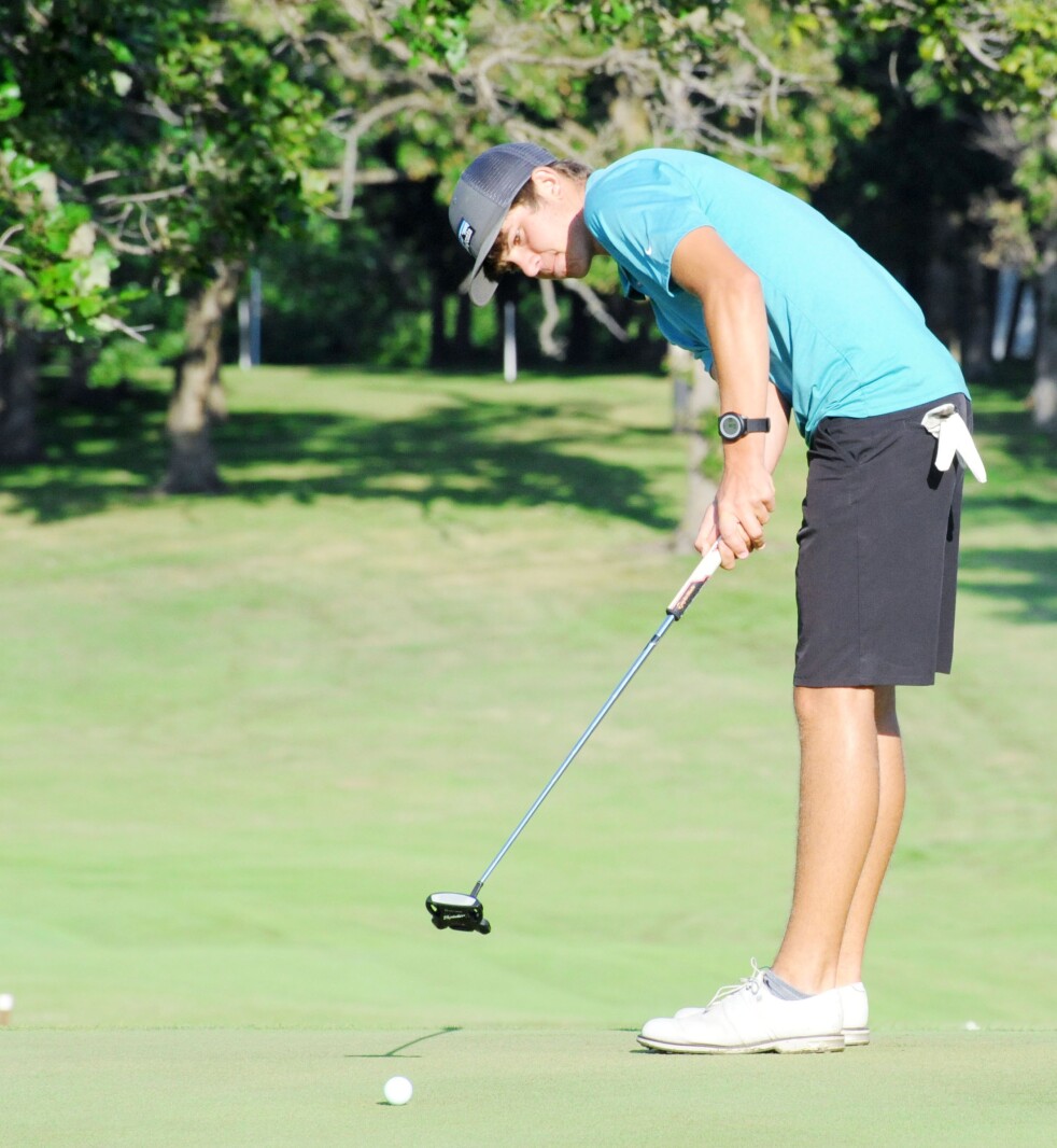 Riley Larson tries to make a putt on the No. 1 green on Aug. 5,