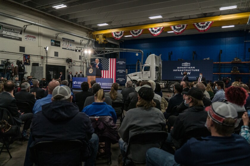 113021-BIDEN-VISIT-DAKOTA-COUNTY--3.jpg