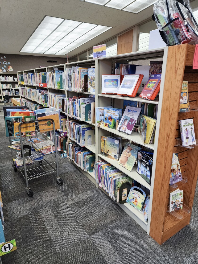 2023년 1월 6일 금요일 Nobles County Library Board 투어 중에 볼 수 있듯이 Worthington에 있는 Nobles County 도서관의 어린이 섹션에는 어린이를 위한 책꽂이와 앉아서 읽을 수 있는 장소가 있습니다.