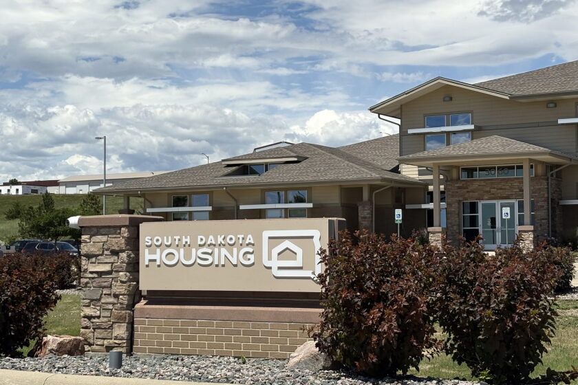 South Dakota board advances rules allowing $30 million in airport loans ...