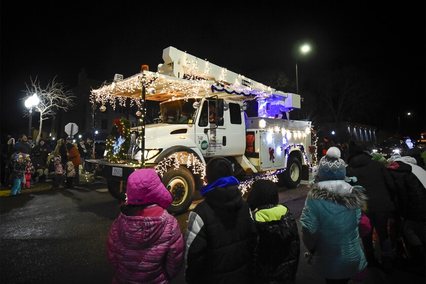 Shining bright Annual Night We Light draws hundreds to downtown
