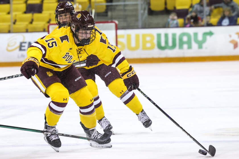 college women play ice hockey