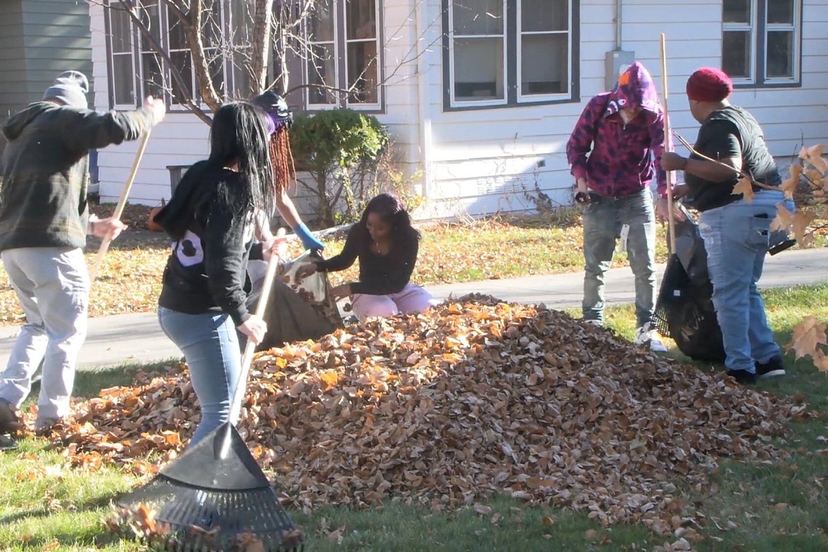 Students at Dakota High help neighbors with leaf cleanup - InForum ...