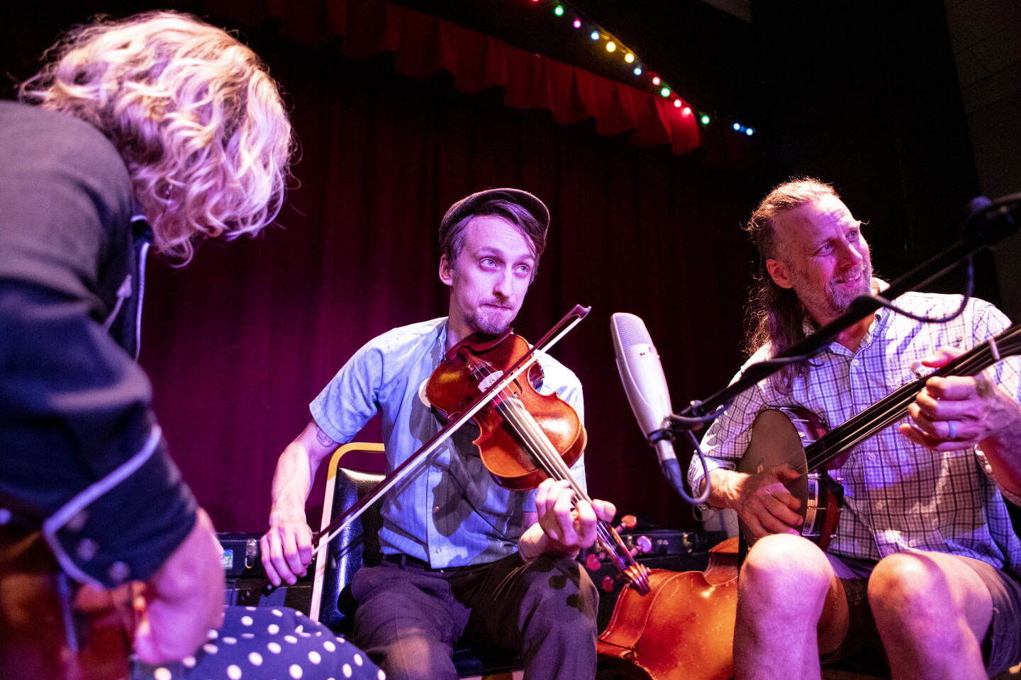 Cooper Orla, da esquerda, Kyle Orla, centro, e Tom Maloney tocam violino para quadrilha no Little Theatre Auditorium em New London no sábado, 23 de julho de 2022.