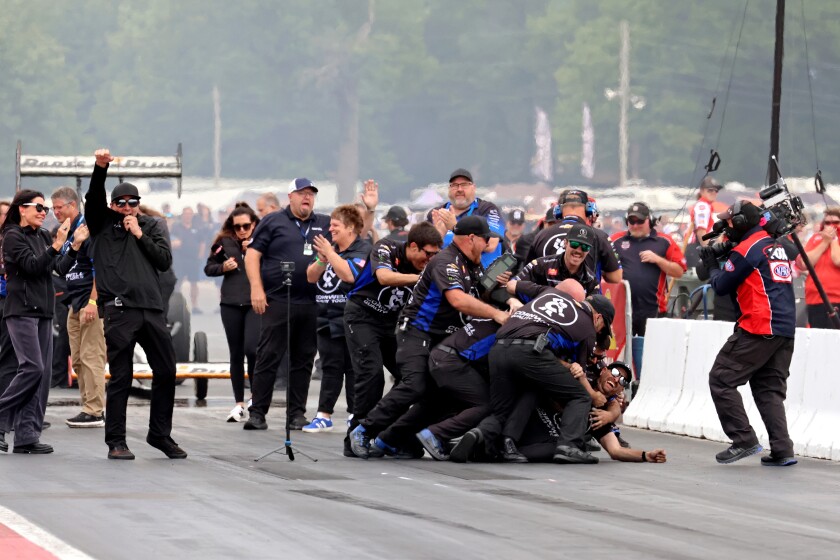 Posádka Austina Procka reaguje, protože jejich auto vyhrává v vtipném autě v Lucas Oil Nhra Nationals v neděli 17. srpna 2025 na Brainerd International Raceway.