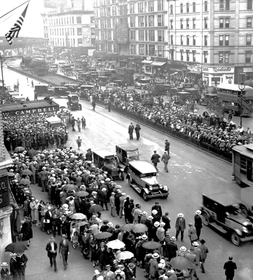 Rudolph_Valentino_funeral_1926.jpg