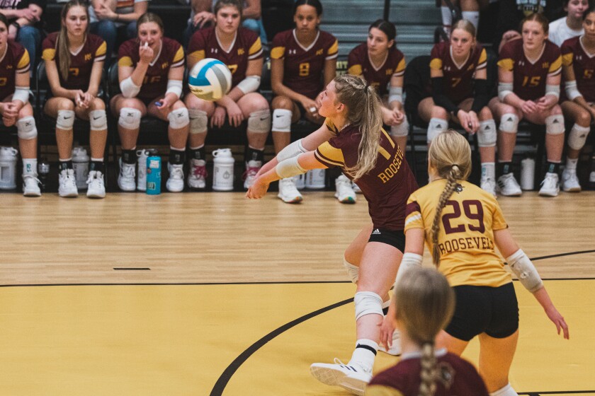 9-29-22VolleyballMitchellvsRoosevelt-24.jpg