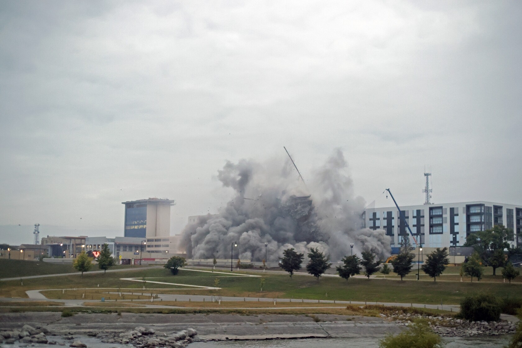 Photos and video: The implosion of Fargo's Lashkowitz High Rise ...