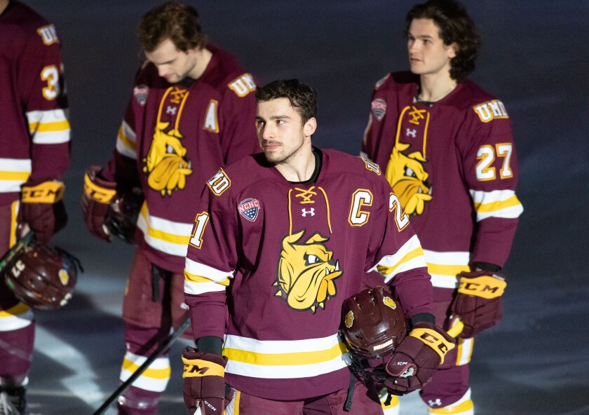 Noah Cates leaves Minnesota-Duluth men's hockey team, signs