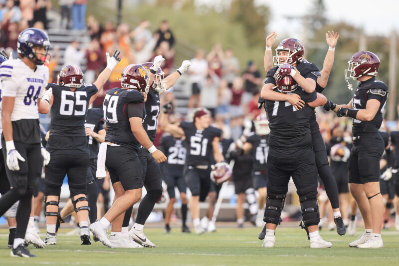 Bulldogs Clinch Victory Over Winona State With Last-Second Field Goal