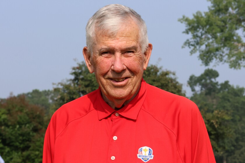 Portrét Glen Hasselberg venku na golfovém hřišti.