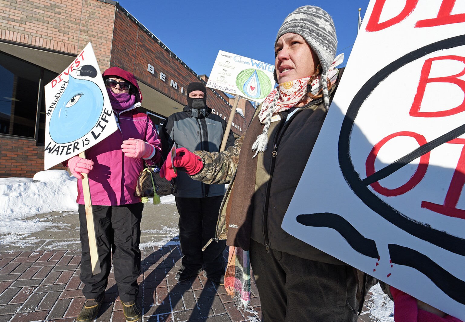 VIDEO: Anti-DAPL activists protest Bemidji City Council, Wells Fargo