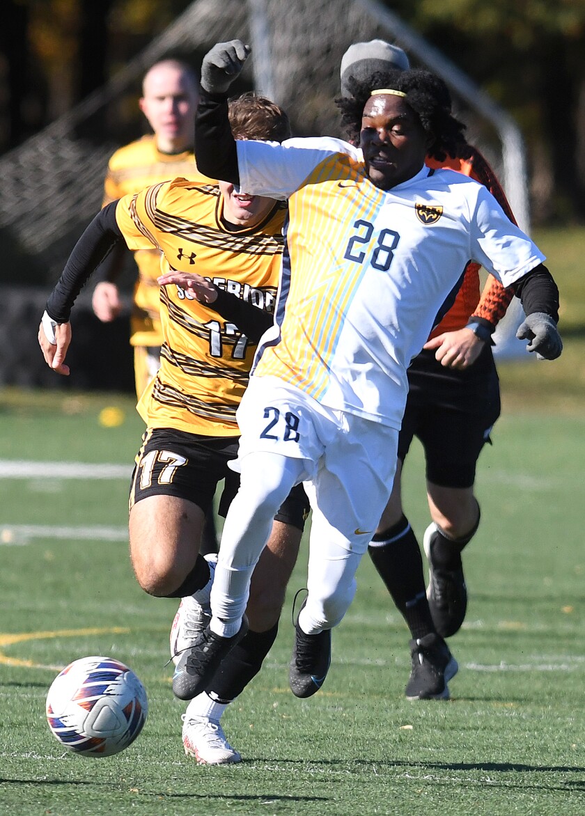 Nathaniel Campbell (28), de Scholastica, de Kingston, Jamaica, salta a la defensa de UW-Superior