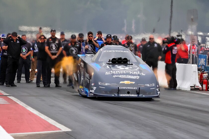 Austin Prock v neděli 17. srpna 2025 v Brainerd International Raceway v neděli 17. srpna 2025 vzlétne z počáteční linie zábavných finále Funny Car na Nationals NHRA NHRA.