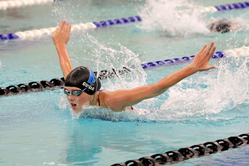 Brainerd's Luella Guida soutěží ve 200 yardové individuální směsi proti Alexandrii ve čtvrtek 2. října 2025 v Brainerdu.