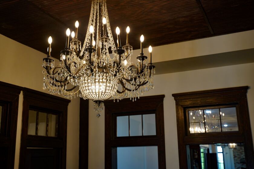 063021.N.FF.NOMEWOOLHOUSE-chandelier.jpg