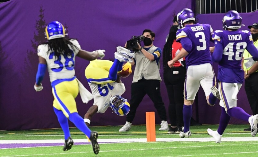 122721.S.STP.VIKINGS-POWELL2.jpg