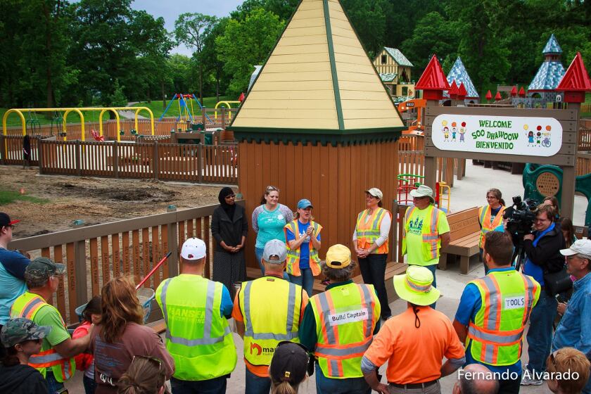 Rachel Skretvedt talking to team during community build of Destination Playgroud by Fernando Alvarado.jpg