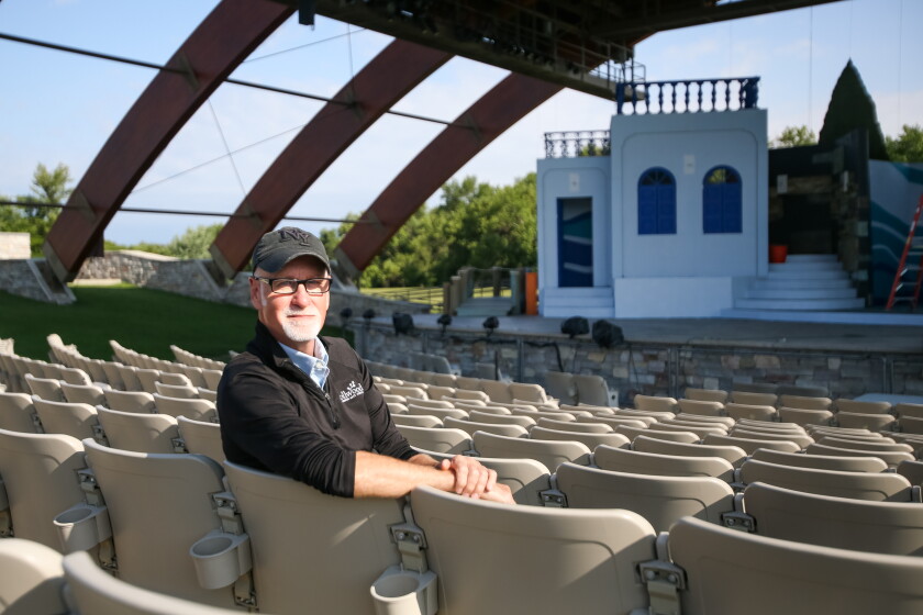 O diretor artístico da Trollwood Performing Arts School, Michael Walling, está sentado nos assentos do Bluestem Amphitheatre na sexta-feira, 18 de julho de 2025. Depois de mais de 30 anos como diretor artístico do musical principal de Trollwood, Walling está deixando o cargo após a produção deste ano de "Mamãe Mia!"
