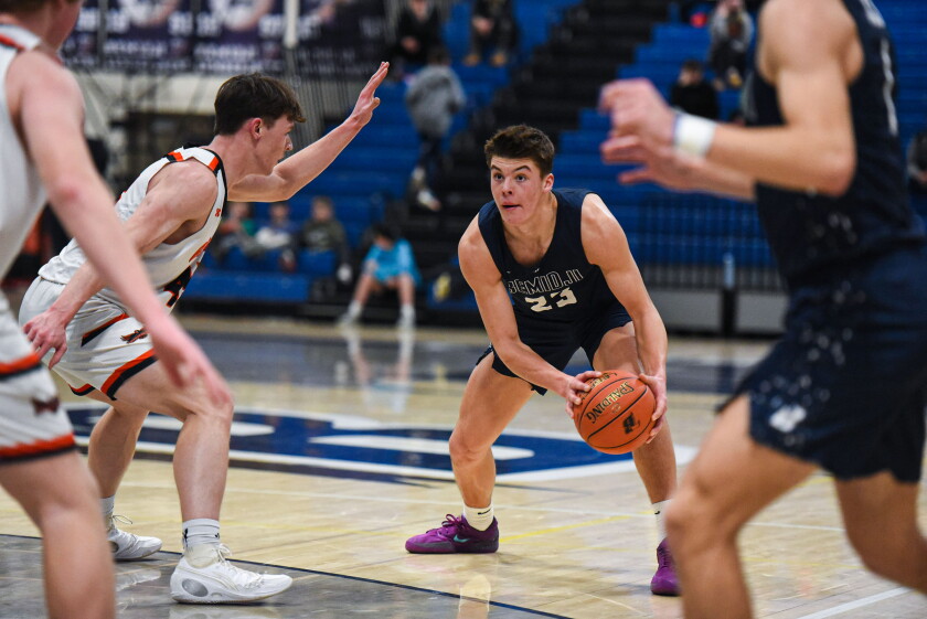 How Bemidji's Austin Riewer juggles a pair of sports at the same time ...