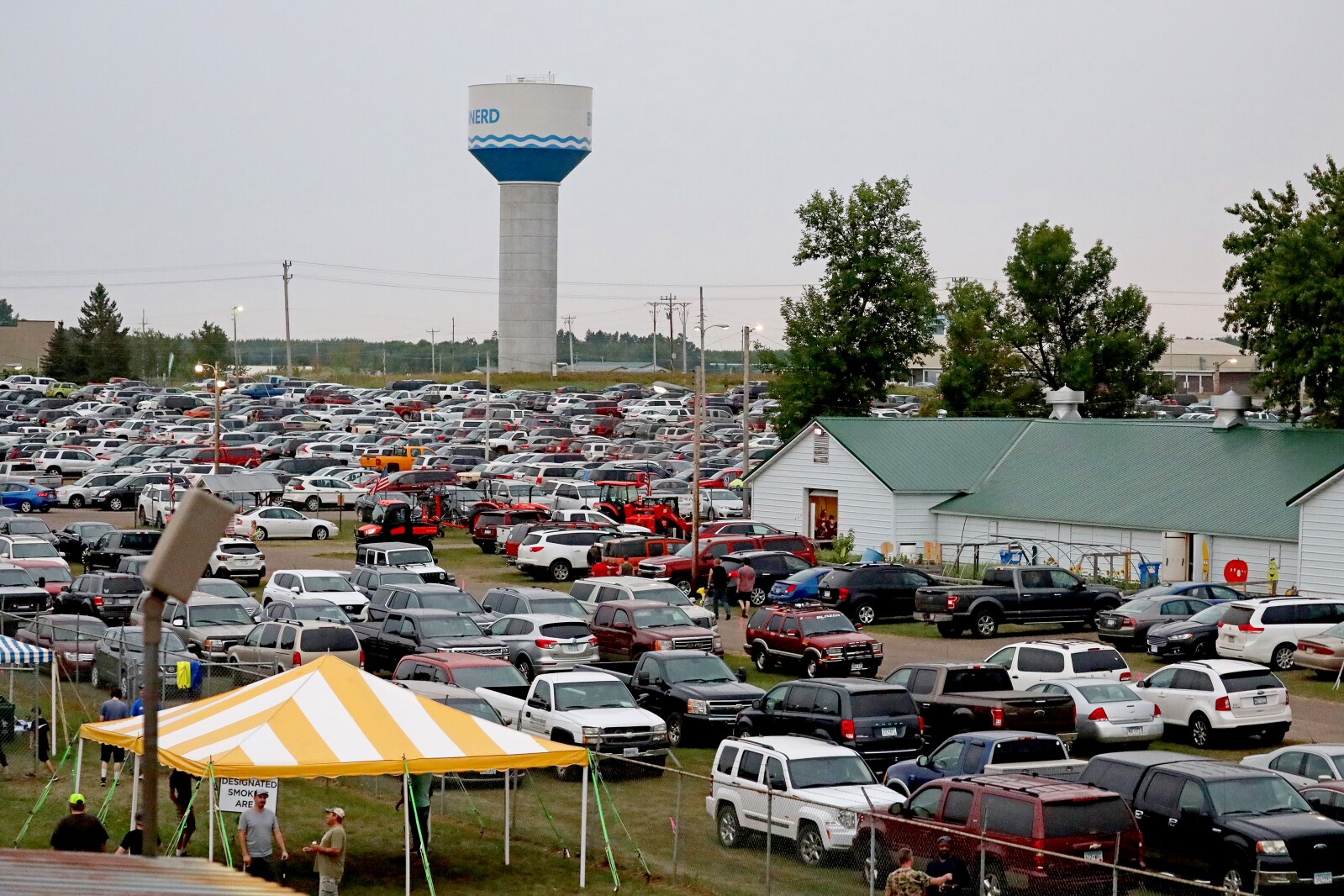 080521.N.BD.FairCrowded.jpg
