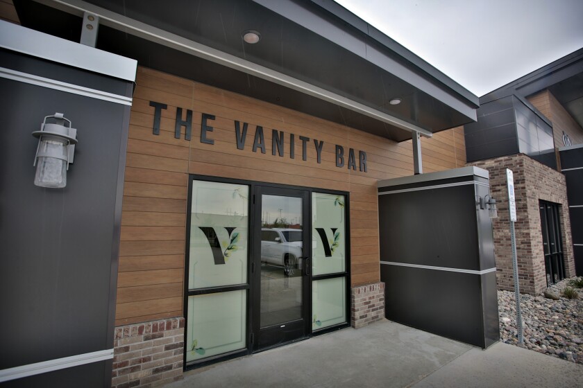 06xx20.B.FF.VANITYBAR.04.jpg