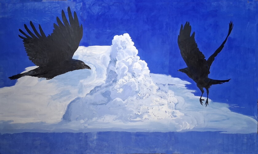 Pintura dos contornos escuros de dois pássaros em vôo contra um cenário de nuvem branca e céu azul.