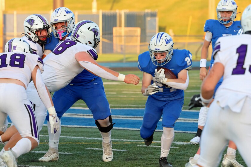 Brainerd's Kyle Syrdal řídí míč proti Buffalu v pátek 29. srpna 2025 v Brainerd.