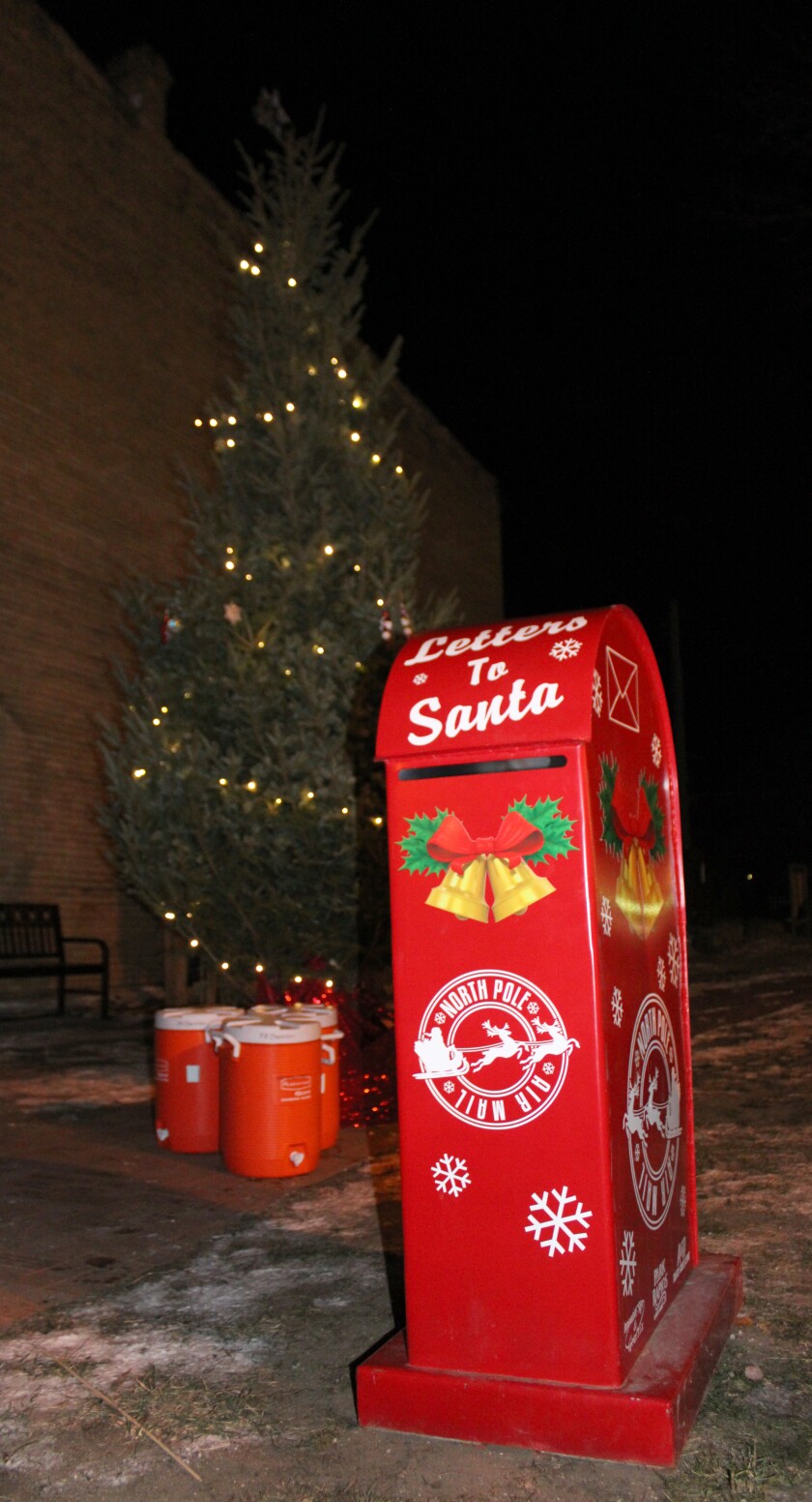 120121.N.PRE.SantaMailBoxTree.jpg