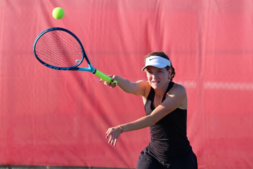 Pierzova daň z Clara zasáhla míč proti Wadena-Deer Creek v pondělí 22. září 2025 v Pierzu.