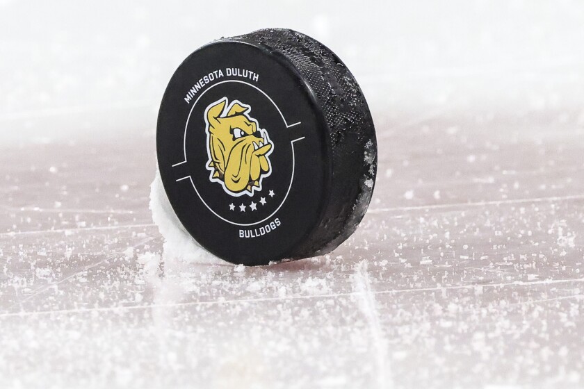 college women play ice hockey