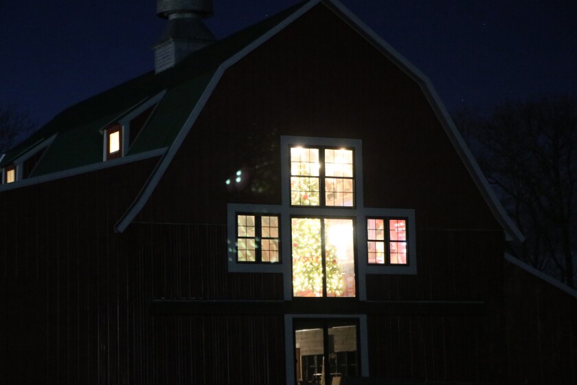 122120.AG.MNChristmasBarn06.jpg