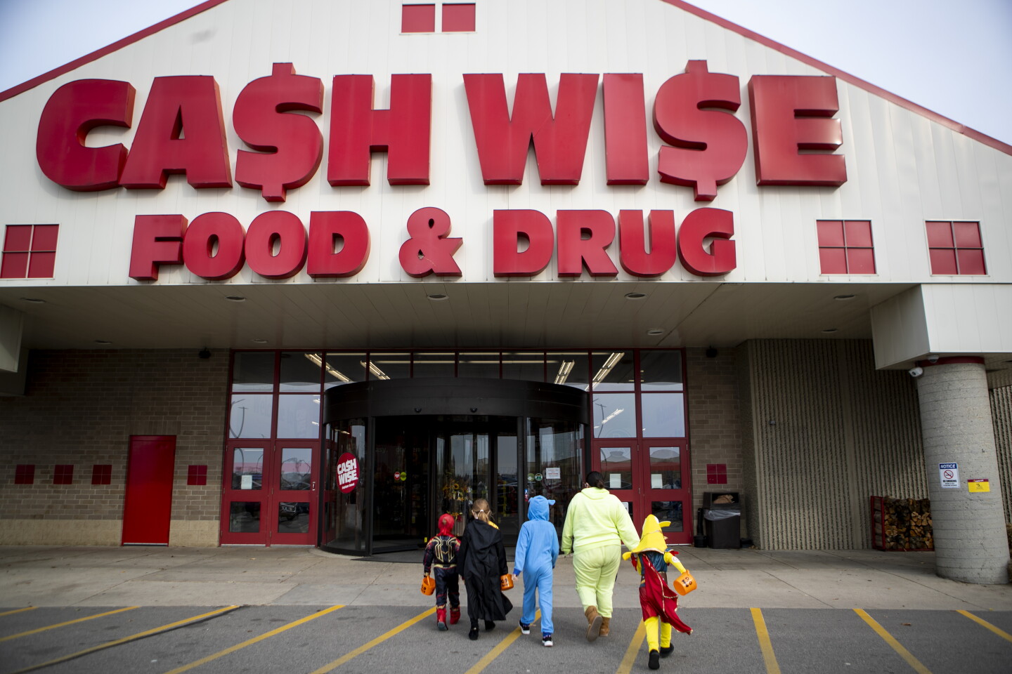Photos: Children fill their bags with candy at Cash Wise trick-or-treat ...