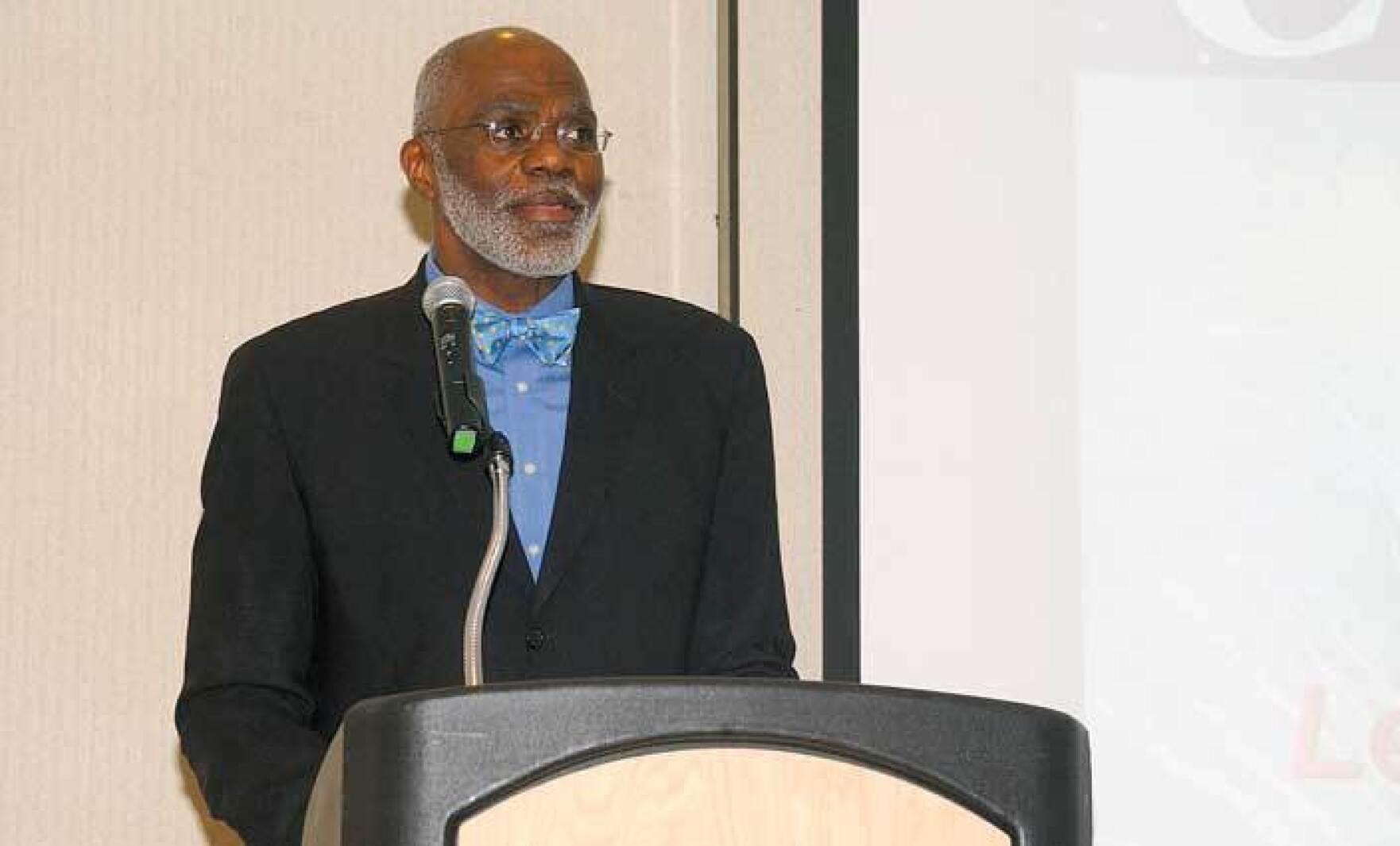 Alan Page on hand to praise leadership grads West Central Tribune