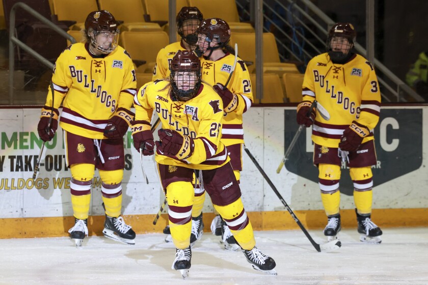 college women play ice hockey