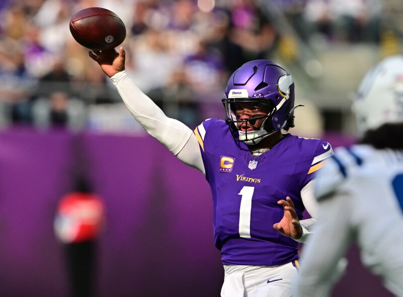 Vikings Hold Off Colts 16-10 to Improve to 6-0