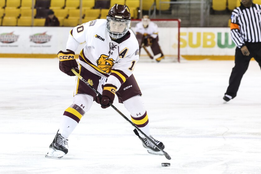 college women play ice hockey