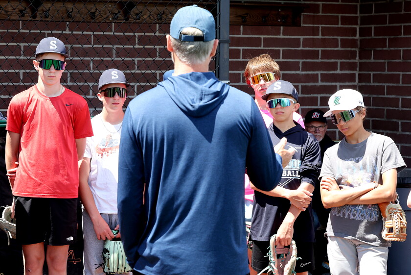 Youngsters listen to former MLB pitcher.
