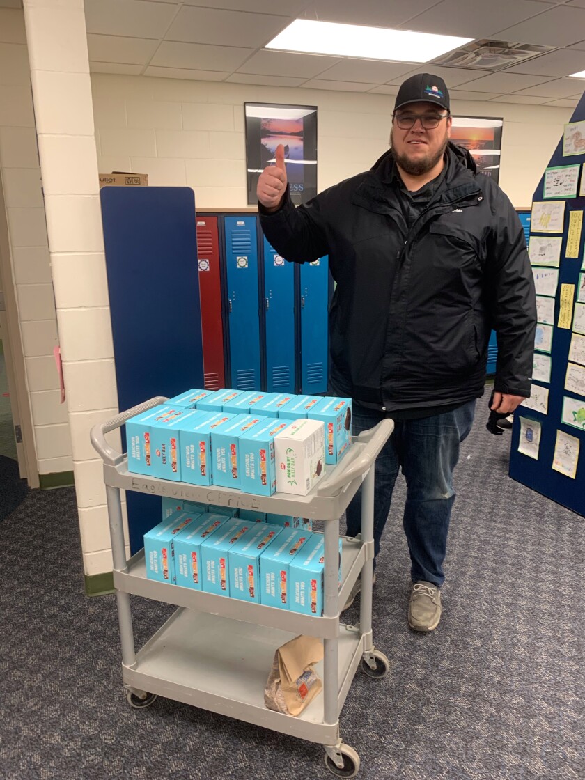 Pequot Lakes mayor with treats for Eagle View third graders