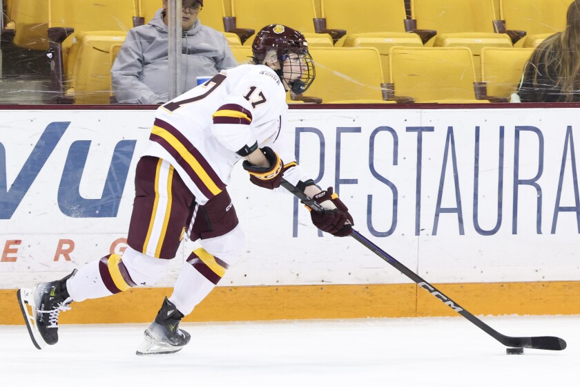 college women play ice hockey