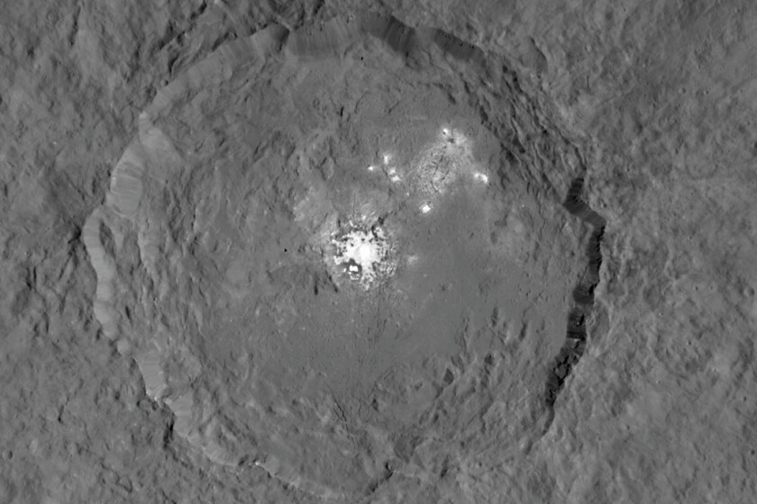 2000703+Ceres bright spots hires low orbit.jpg
