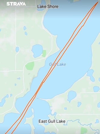 Trasa kajakovací cesty Christophera Kellyho přes jezero Gull byla zaznamenána aplikací Strava a je zobrazena na mapě.