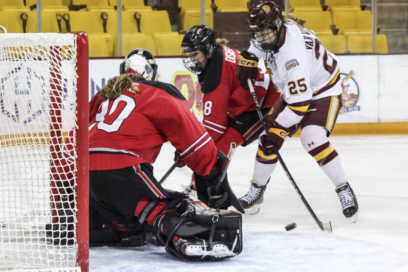 college women play ice hockey