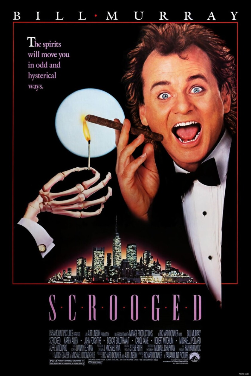 Cartaz de lançamento teatral de "Scrooged." Homem branco de smoking segura charuto, que está sendo aceso por uma mão esquelética. O slogan diz, "Os espíritos irão movê-lo de maneiras estranhas e histéricas."
