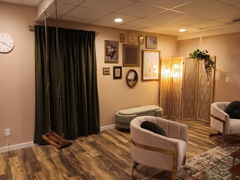 Přejeme si dobře terapeutické služby, které vlastní Miranda Aulie, nedávno se přestěhovala na nové místo na 1014 Laurel Street, Suite 101 v Brainerdu s teplým osvětlením a mnoha kreativními dekoracemi, včetně malého houpání.