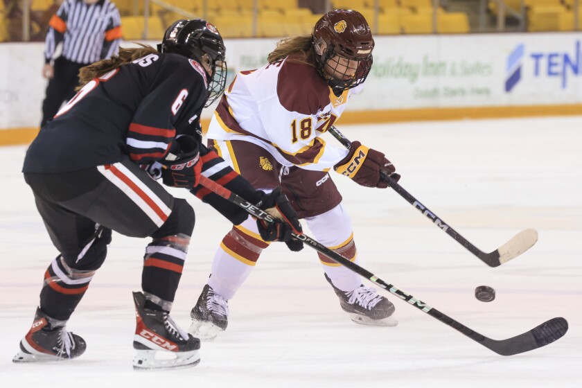 college women play ice hockey
