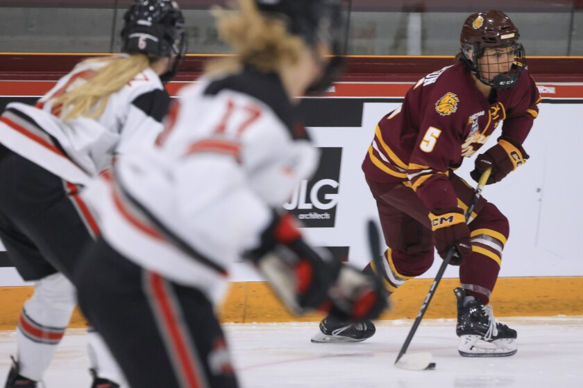 college women play ice hockey