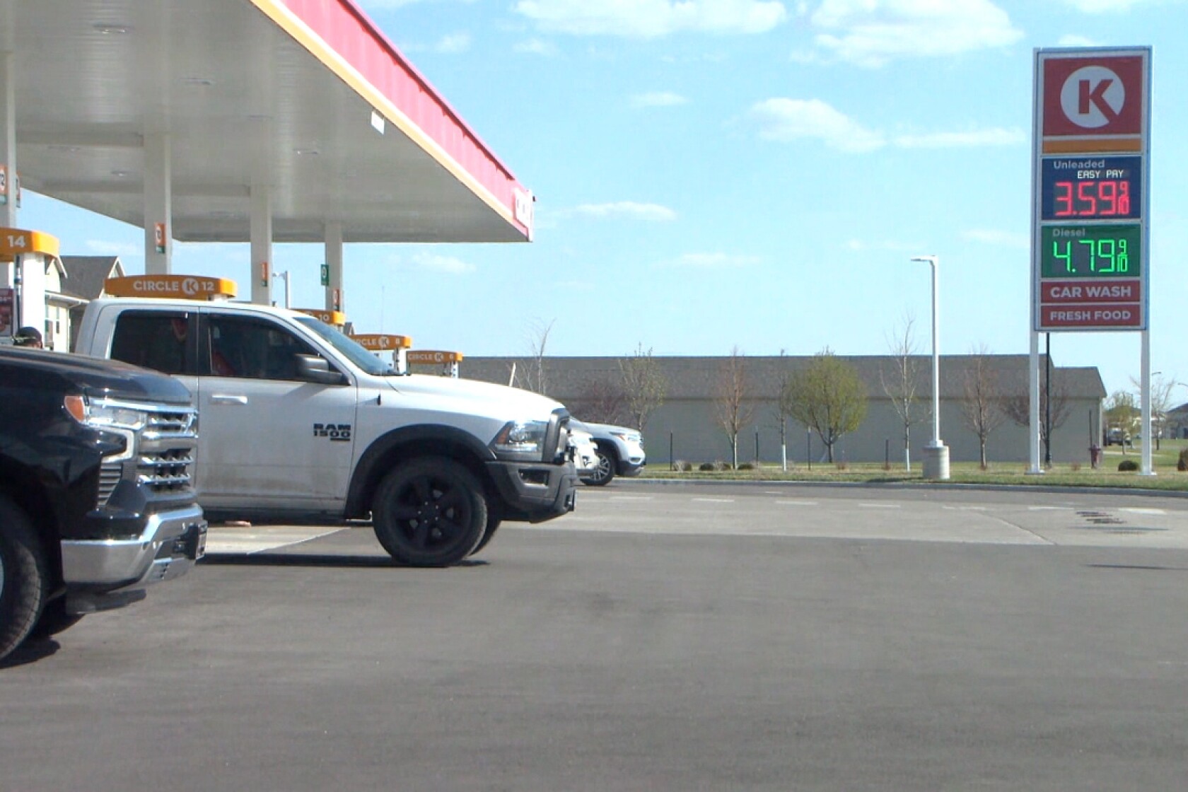 Drivers line up for discounted gas during Fuel Day - InForum | Fargo ...